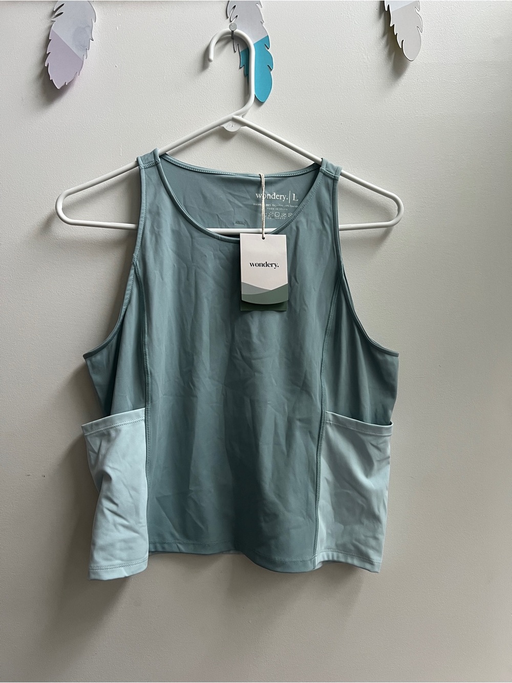 Wondery exercise / hiking tank top size L NWT